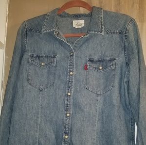 DENIM LEVI BUTTON DOWN SHIRT